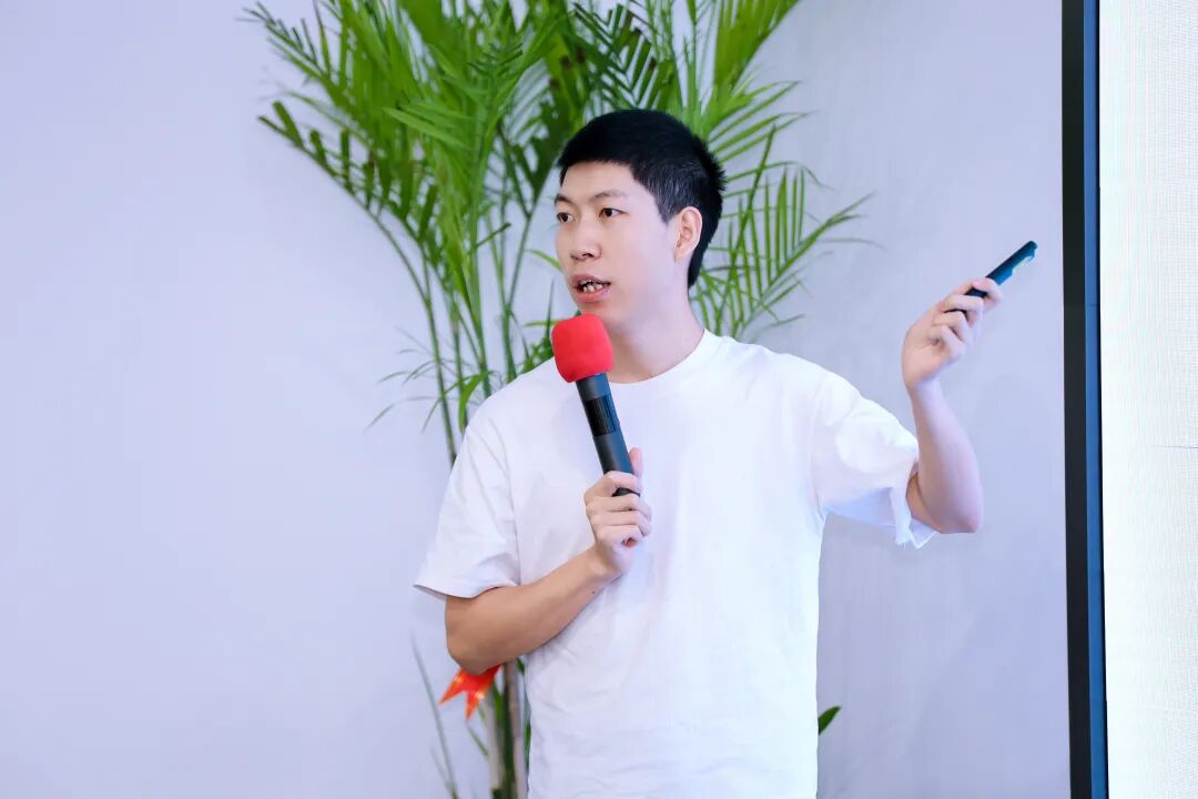 讲师在活动现场发言