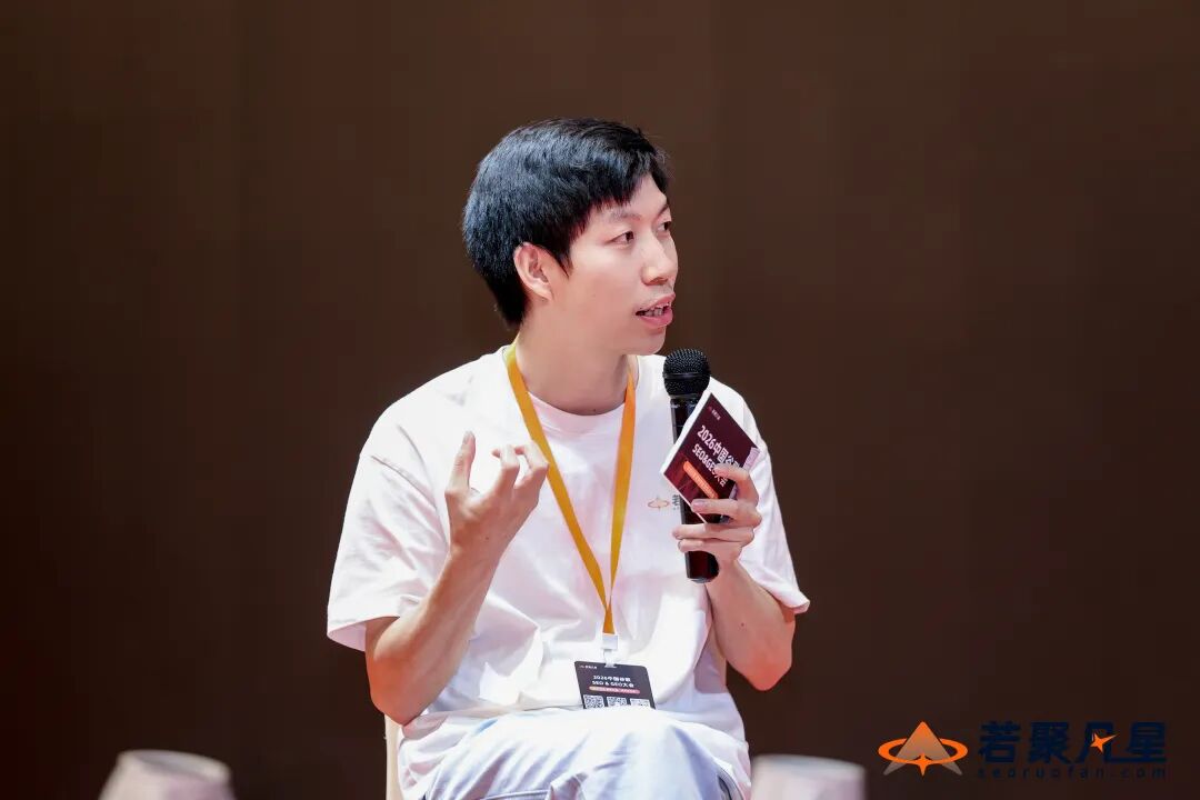 现场答疑主持人手持话筒与资料