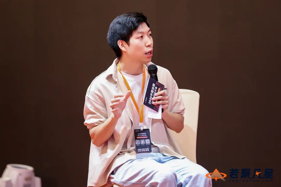 圆桌主持人手持话筒提问