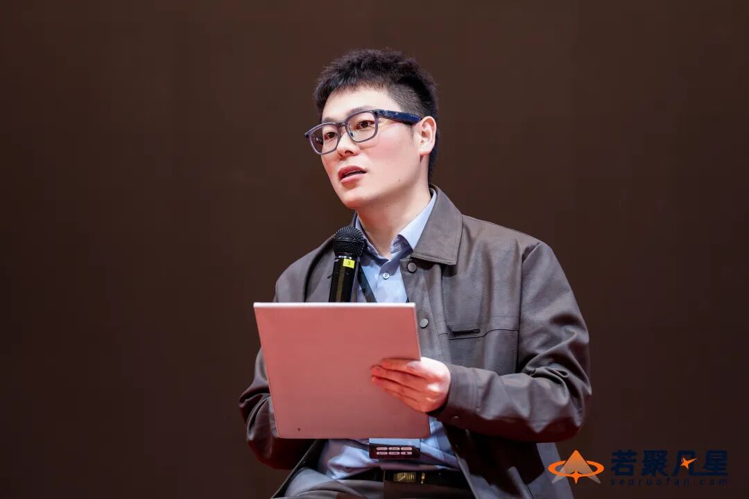 圆桌嘉宾手持资料参与讨论